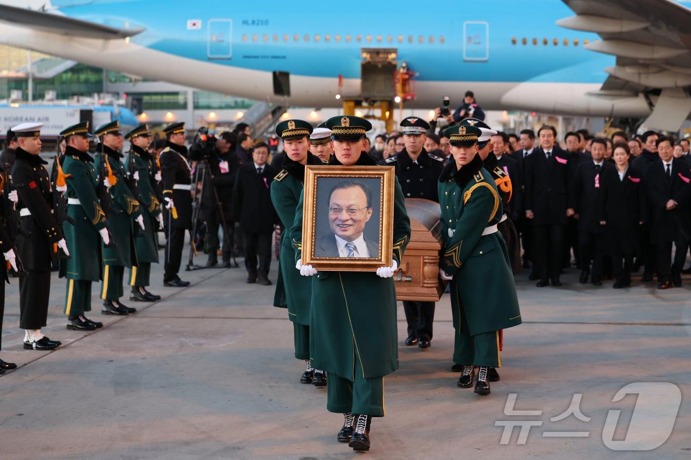 본문 이미지 - 베트남 출장 중 심근경색으로 쓰러져 별세한 이해찬 민주평화통일자문회의 수석부의장(전 국무총리)의 시신이 27일 오전 인천국제공항에 도착, 빈소가 마련된 서울대병원 장례식장으로 운구되고 있다. 2026.1.27/뉴스1 ⓒ News1 공항사진기자단
