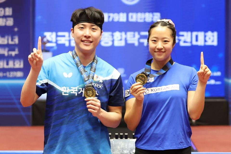 본문 이미지 - 임종훈(왼쪽)-신유빈 혼합복식 조가 종합탁구선수권에서 우승했다.(대한탁구협회 제공) 