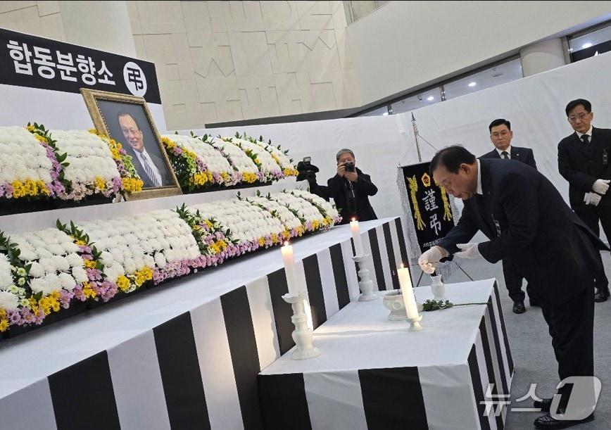 본문 이미지 - 최민호 세종시장이 27일 세종시청 1층 로비에 마련된 고(故) 이해찬 국무총리 합동 분향소를 찾아 분향하고 있다./ 뉴스1