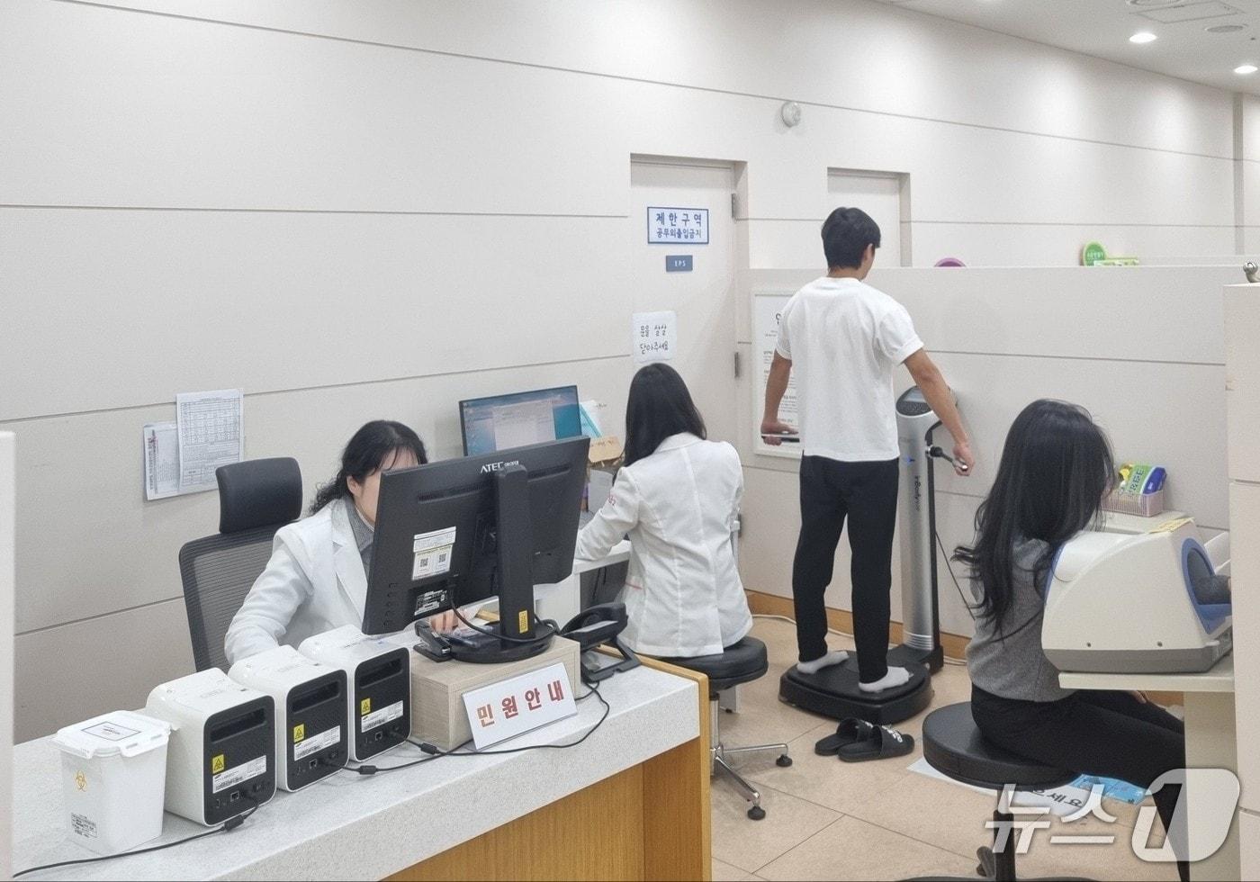 본문 이미지 - 마포구보건소 마포건강관리센터에서 대사증후군 검진을 받는 모습
