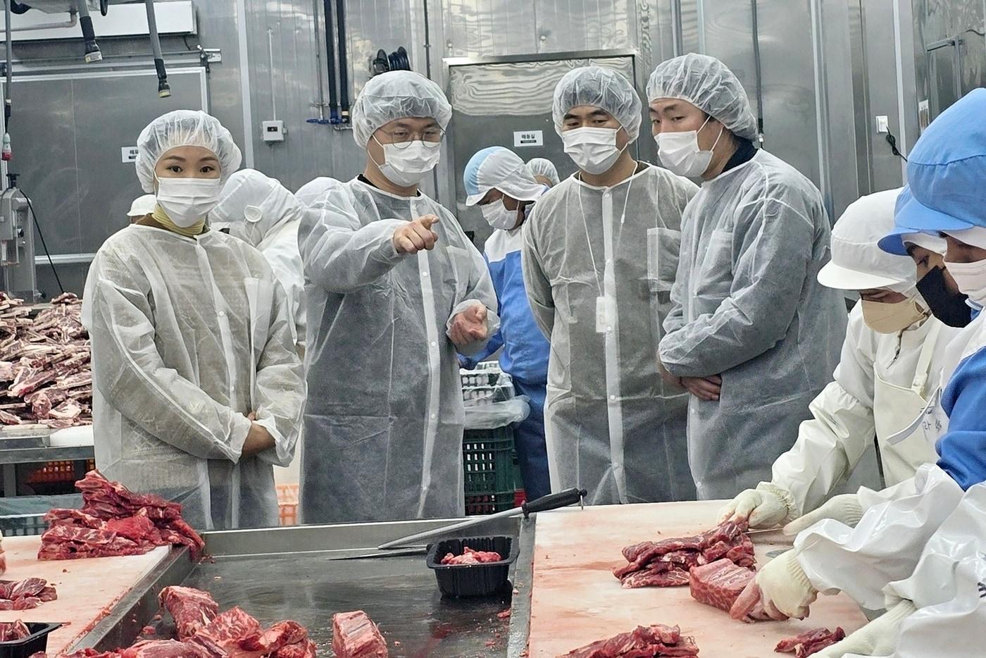 본문 이미지 - (왼쪽 두번째부터)임인성 SK스토아 품질관리팀장, 최욱재 SK스토아 SCM팀장 등 관계자가 지난 26일 전라남도 나주시에 위치한 '한원푸드시스템'을 방문해 설 명절 대비 안전 점검 활동을 진행하고 있다. (SK스토아 제공) 