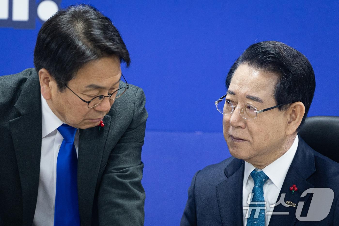 본문 이미지 - 강기정 광주시장(왼쪽)과 김영록 전남지사가 27일 서울 여의도 국회 의원회관에서 열린 더불어민주당 광주전남 통합 특별법 제정을 위한 제4차 간담회에 앞서 대화하고 있다. 2026.1.27/뉴스1 ⓒ News1 유승관 기자