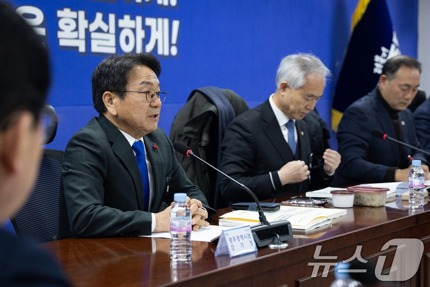 본문 이미지 - 강기정 광주시장이 27일 서울 여의도 국회 의원회관에서 열린 더불어민주당 광주전남 통합 특별법 제정을 위한 제4차 간담회에서 모두 발언을 하고 있다. 2026.1.27/뉴스1 ⓒ News1 유승관 기자