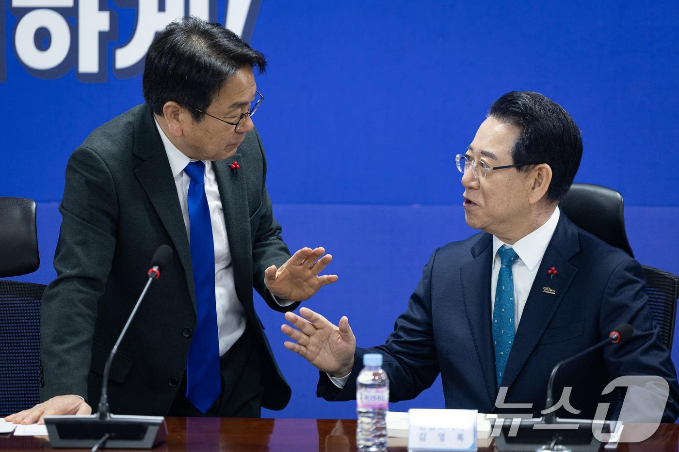 본문 이미지 - 강기정 광주시장(왼쪽)과 김영록 전남지사가 27일 서울 여의도 국회 의원회관에서 열린 더불어민주당 광주전남 통합 특별법 제정을 위한 제4차 간담회에 앞서 대화하고 있다. 2026.1.27/뉴스1 ⓒ News1 유승관 기자