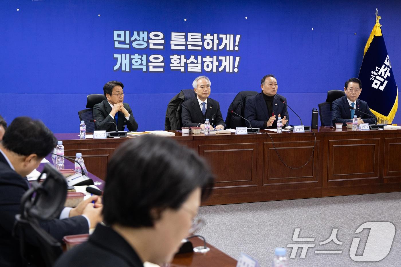 본문 이미지 - 김원이 더불어민주당 전남도당위원장이 27일 서울 여의도 국회 의원회관에서 열린 더불어민주당 광주전남 통합 특별법 제정을 위한 제4차 간담회에서 모두 발언을 하고 있다. 2026.1.27/뉴스1 ⓒ News1 유승관 기자