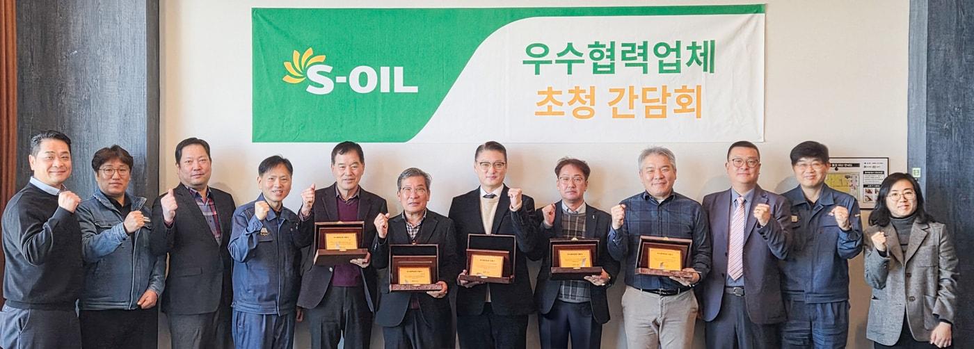 본문 이미지 - S-OIL 이동은 구매부문장(왼쪽 네 번째)이 '2025년 우수 협력업체 인증서 수여식'을 마치고 우수 협력업체로 선정된 5개사 대표들 및 관계자들과 기념촬영을 하고 있다(에쓰오일 제공). ⓒ 뉴스1