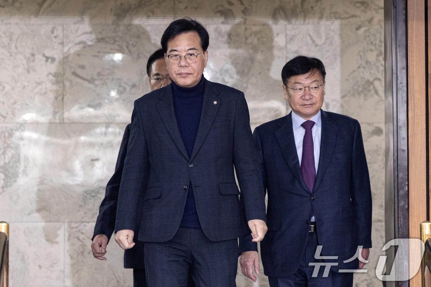 본문 이미지 - 송언석 국민의힘 원내대표가 27일 서울 여의도 국회에서 열린 원내대책회의에 참석하고 있다. 2026.1.27/뉴스1 ⓒ News1 이승배 기자