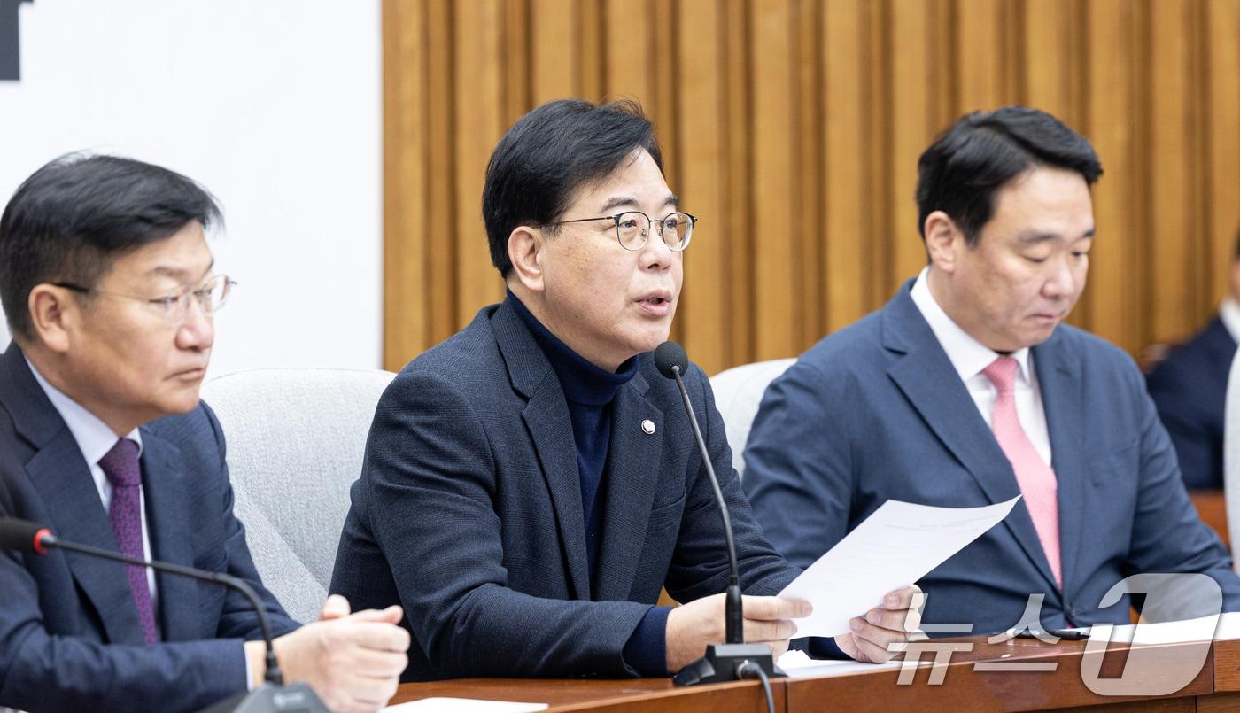 본문 이미지 - 송언석 국민의힘 원내대표가 27일 서울 여의도 국회에서 열린 원내대책회의에서 모두발언하고 있다. 2026.1.27/뉴스1 ⓒ News1 이승배 기자