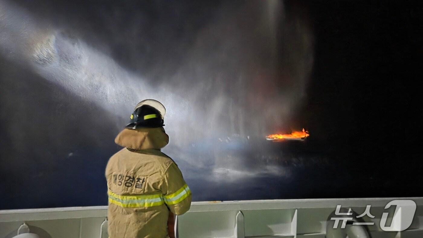 본문 이미지 - 26일 오후 11시54분쯤 경북 경주시 감포읍 동방 78km 해상에서 선장 등 6명이 탄 A 호에 불이 나자 신고를 받은 해경이 진화와 인명 구조 작업을 벌였다.(포항해양경찰서 제공, 재판매 및 DB금지) 2026.1.27/뉴스1 