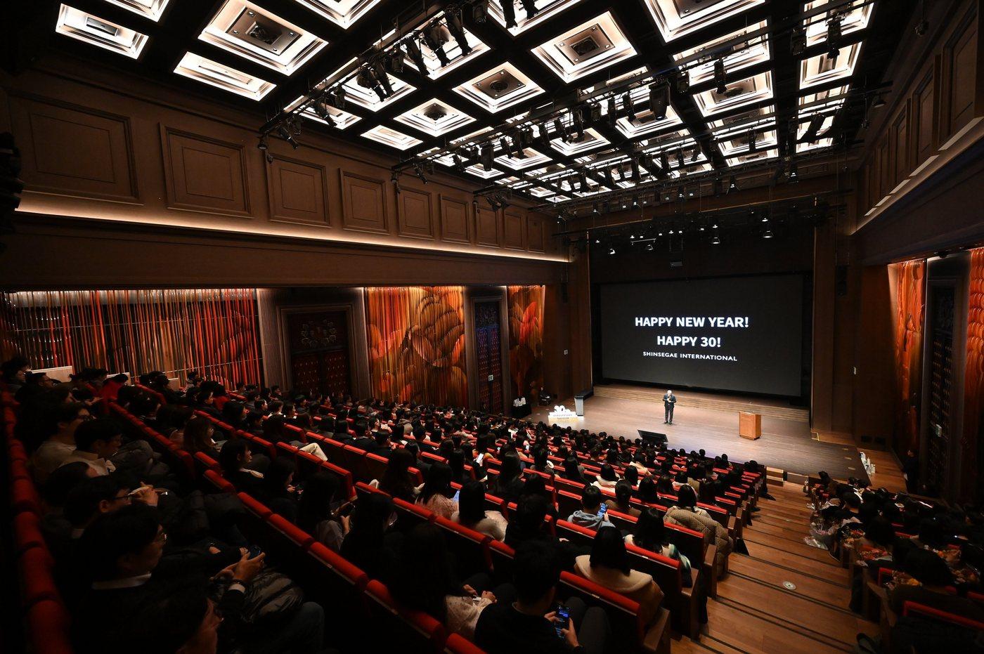 본문 이미지 - 신세계인터내셔날은 26일 오후 신세계그룹 도심 연수원 신세계 남산에서 임직원 400여명이 참석한 가운데 기념식을 가졌다.(신세계인터내셔날제공)