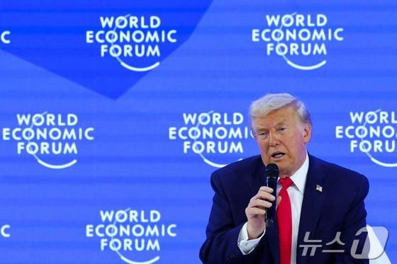 본문 이미지 - 도널드 트럼프 미국 대통령이 스위스 다보스에서 열린 세계경제포럼(WEF) 연례총회(다보스포럼)에서 대담을 하고 있다. ⓒ 로이터=뉴스1