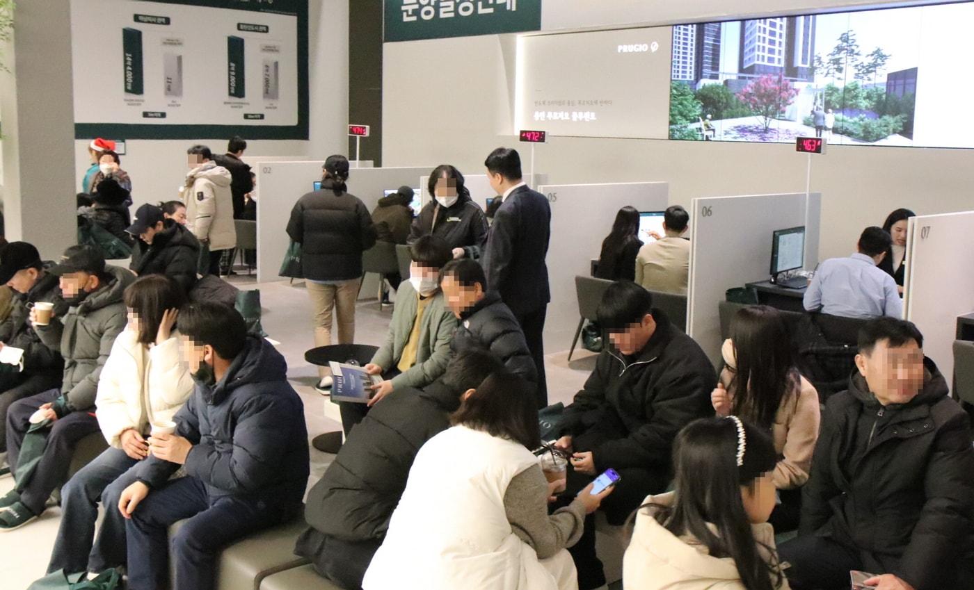 본문 이미지 - 용인 푸르지오 클루센트 견본주택 현장 모습.(용인신대피에프브이 제공) / 뉴스1 ⓒ News1