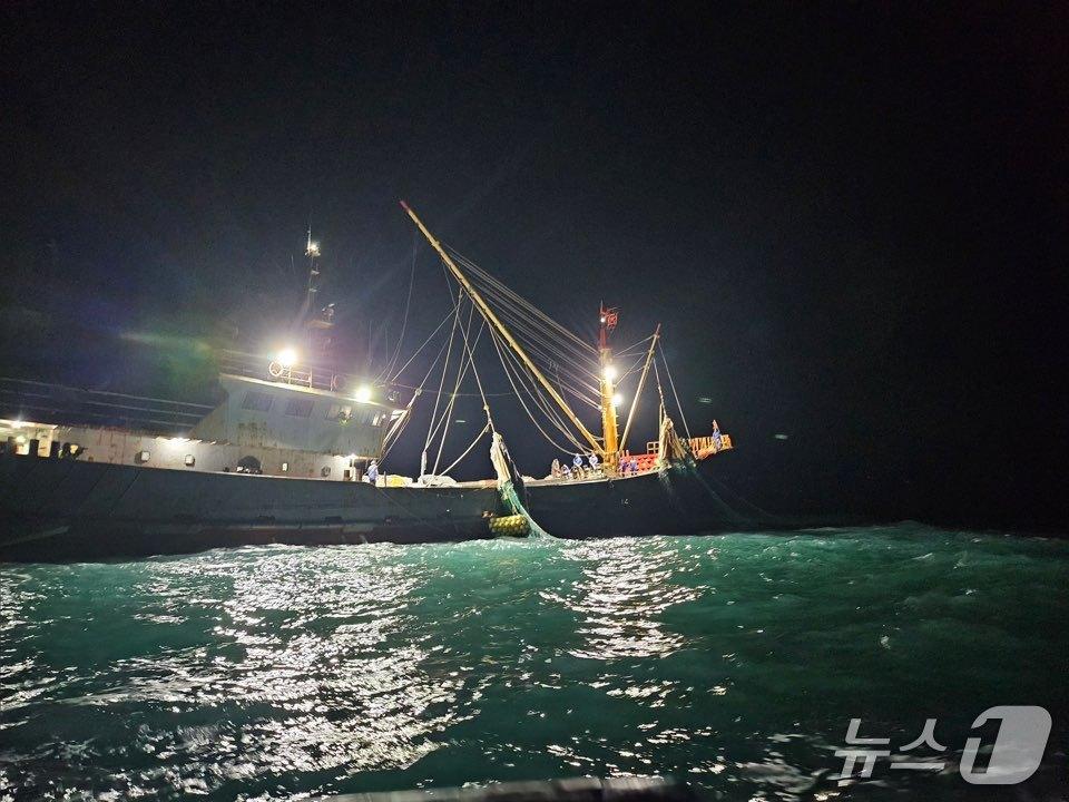 본문 이미지 - 전남 신안군 가거도에서 나포된 중국어선(해양경찰청 제공/뉴스1)