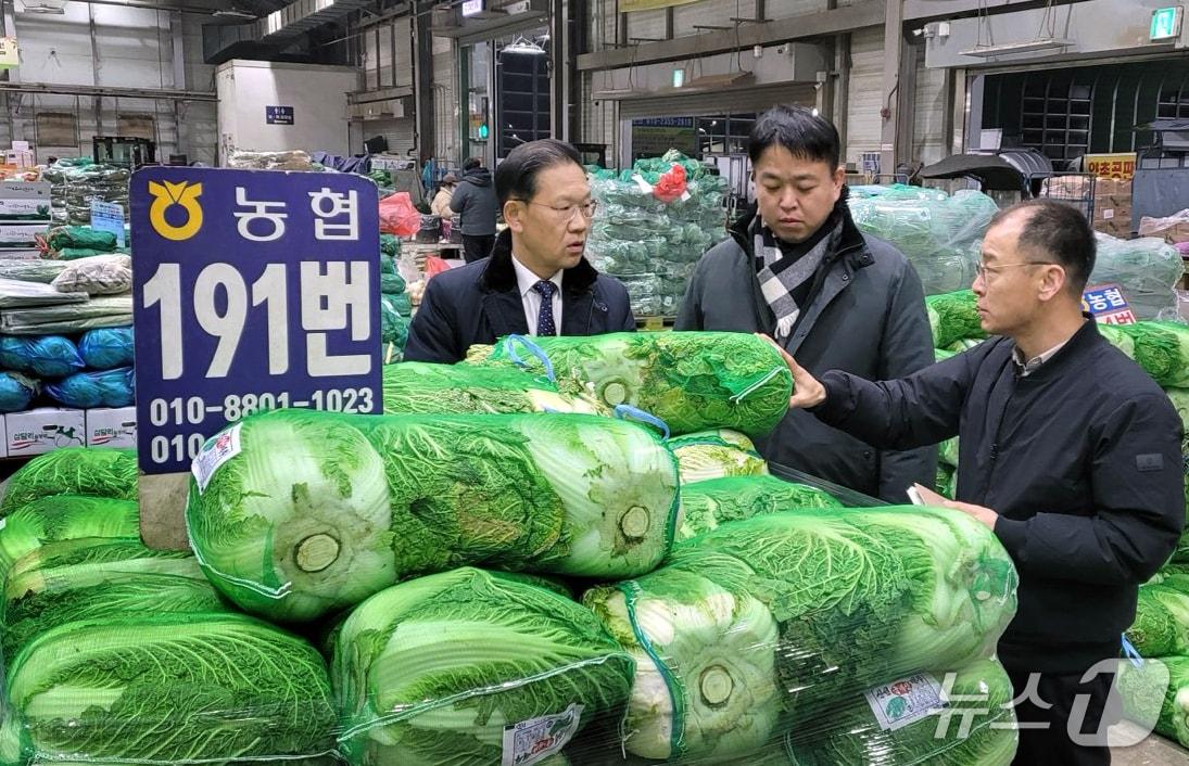 본문 이미지 - 박재명 농협대전본부 본부장과 권희근 위원장이 27일, 민족 최대의 명절인 설을 앞두고 농협 대전공판장을 찾아 농산물 수급 상황을 점검했다. (농협대전본부 제공. 재판매 및 DB금지) 2026.1.27/뉴스1