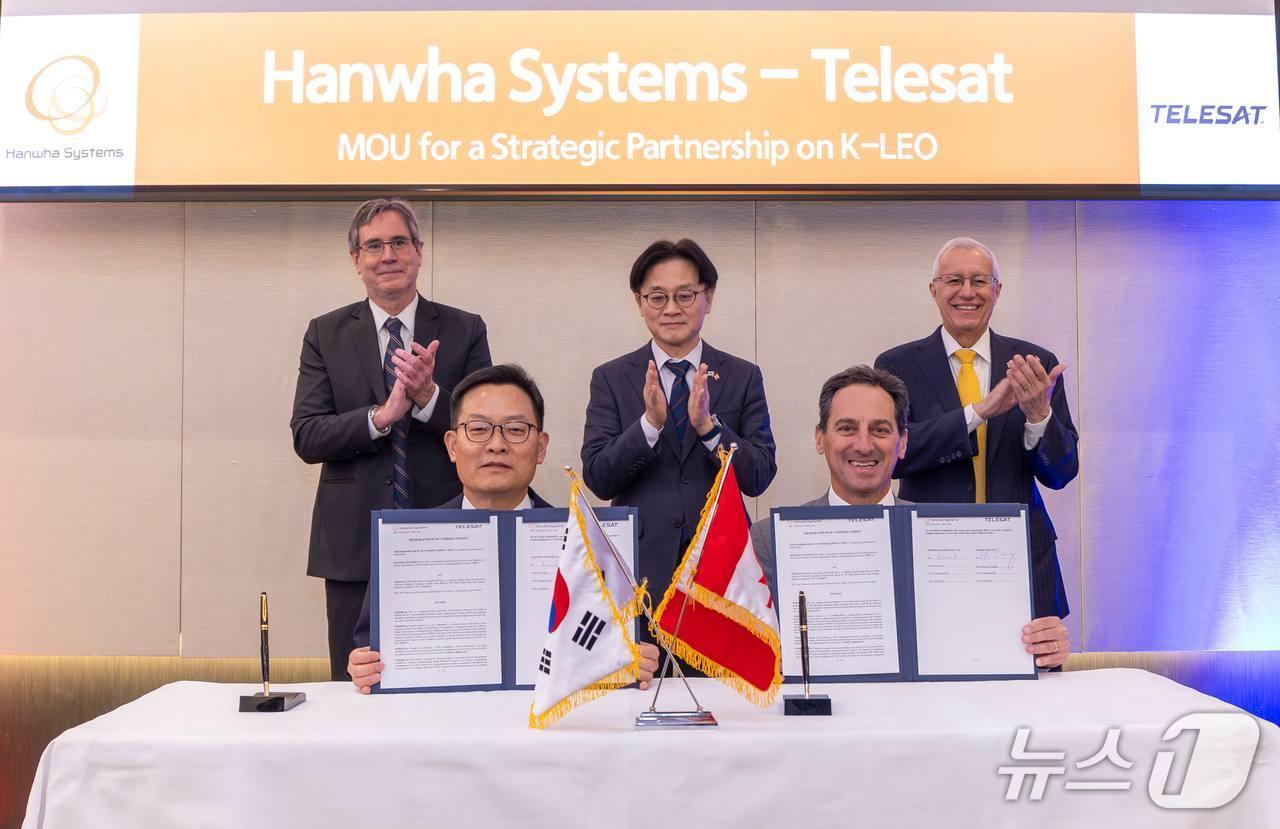 본문 이미지 - 한화그룹이 26일(현지 시간) 캐나다 차세대 잠수함 사업 수주를 위해 현지 철강·AI·우주 분야 기업 5곳과 전략적 투자 및 협력을 위한 양해각서(MOU)를 체결했다. 사진은 한화시스템과 텔레셋이 MOU 서명을 마친 모습(한화시스템 제공)