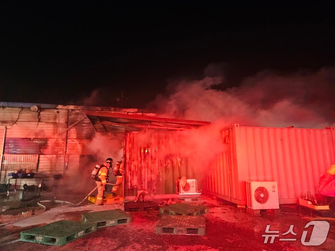 본문 이미지 -  음성군 삼성면 공장 화재 진압 모습.(음성소방서 제공. 재판매 및 DB금지)/뉴스1