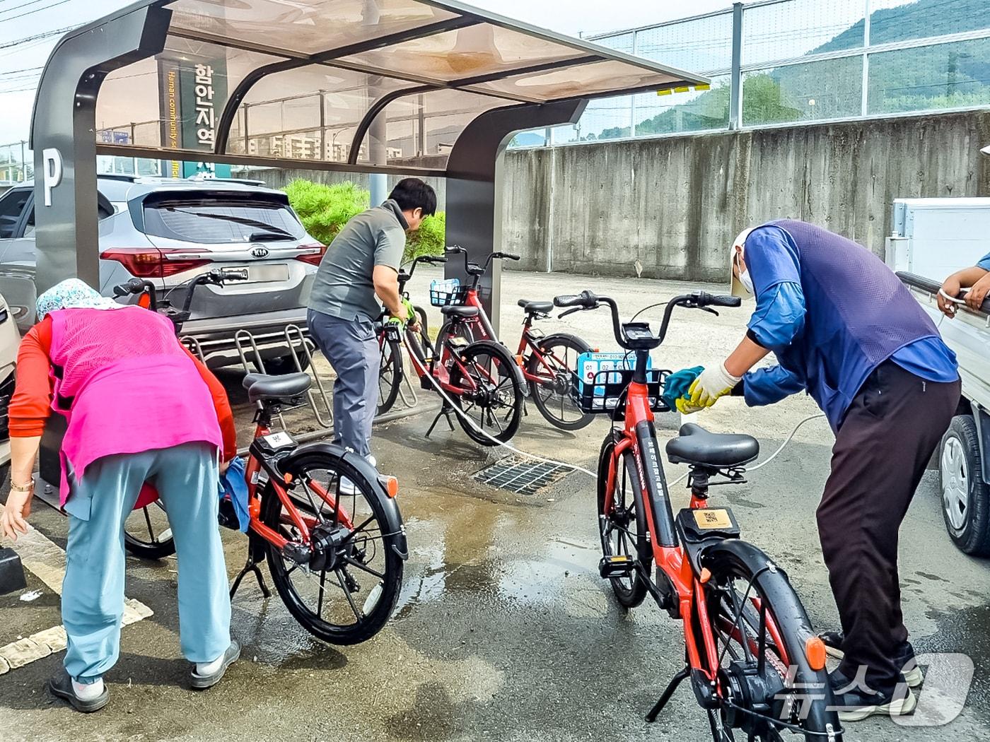 본문 이미지 - 공영전기자전거 관리.(함안군 제공. 재판매 및 DB금지)