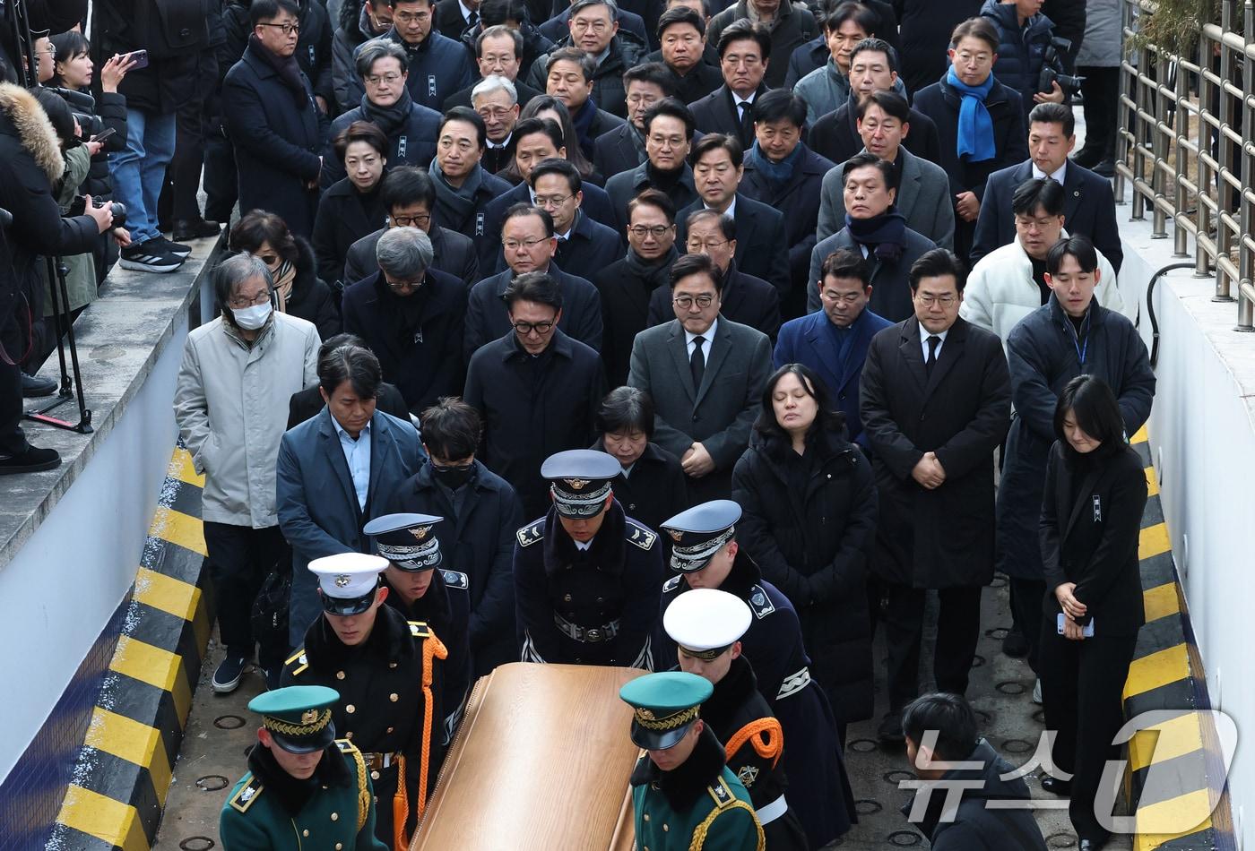 본문 이미지 - 우원식 국회의장과 김민석 국무총리를 비롯한 의원들이 27일 오전 서울 종로구 서울대병원 장례식장에 도착한 고 이해찬 전 국무총리의 운구 행렬을 뒤따르고 있다. 베트남 출장 중 심근경색으로 별세한 이 전 총리의 장례는 민주평통과 민주당이 공동 주관하는 '기관장·사회장'으로 오는 31일까지 닷새간 엄수된다. 2026.1.27/뉴스1 ⓒ News1 오대일 기자