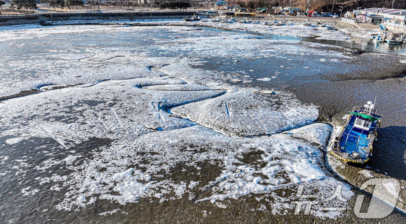 본문 이미지 - 영하권에 날씨가 연일 이어진 27일 인천 중구 영종도 예단포선착장의 갯벌이 얼어붙어 있다. 2026.1.27/뉴스1 ⓒ News1 이호윤 기자