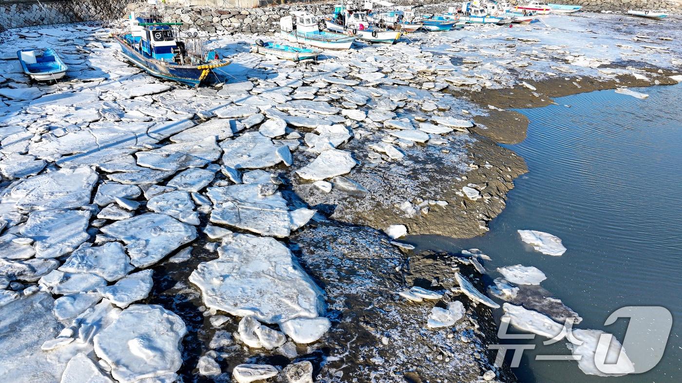 본문 이미지 - 영하권에 날씨가 연일 이어진 27일 인천 중구 영종도 예단포선착장의 갯벌이 얼어붙어 있다. 2026.1.27/뉴스1 ⓒ News1 이호윤 기자