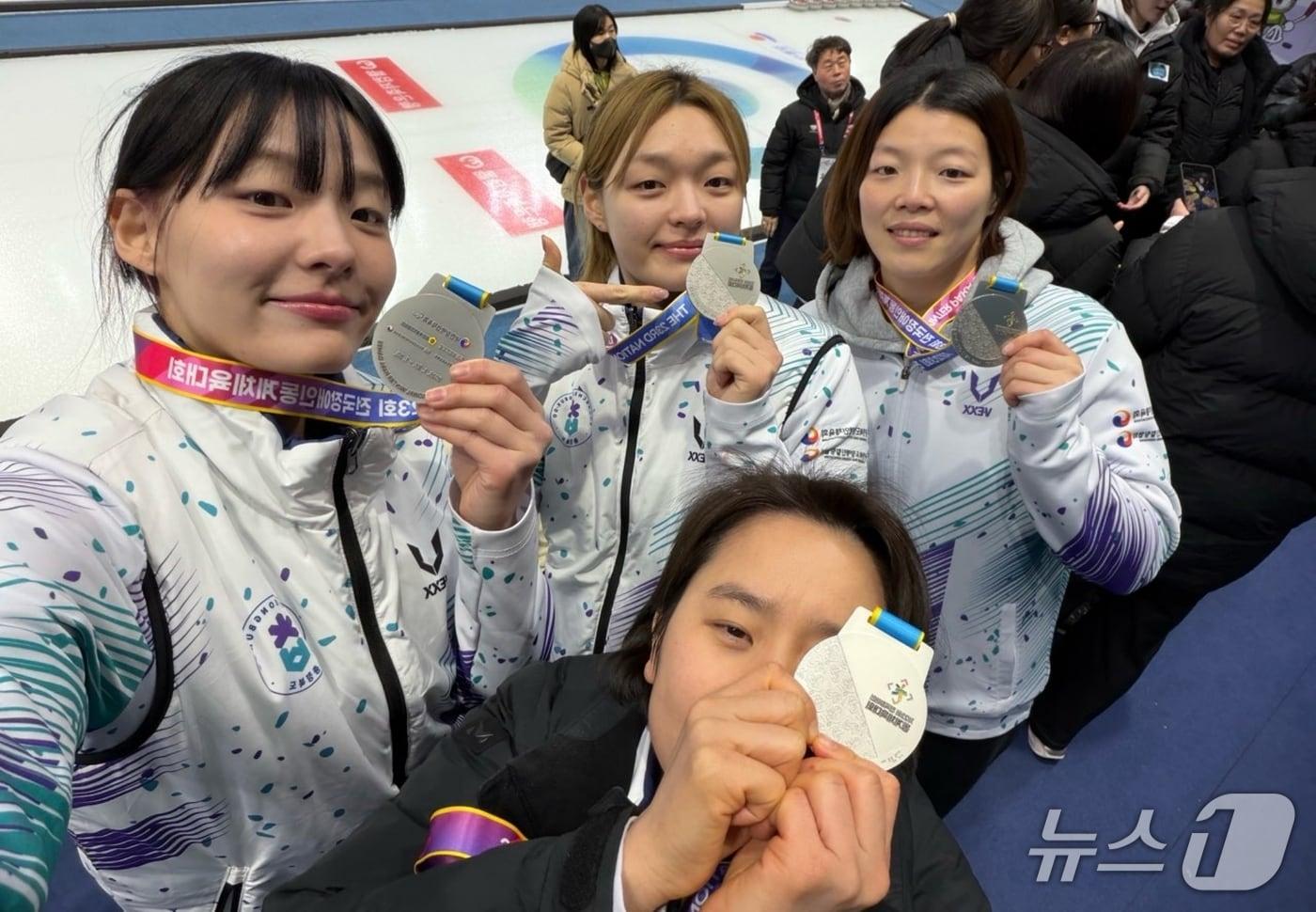 본문 이미지 - 충북 증평군 소속 서은지(가운데)·서은주(맨 왼쪽) 선수가 23회 전국장애인동계체육대회 사전경기에서 여자 컬링 종목 은메달을 수상한 후 메달을 들어 보이고 있다. (증평군 제공, 재판매 및 DB금지)/뉴스1