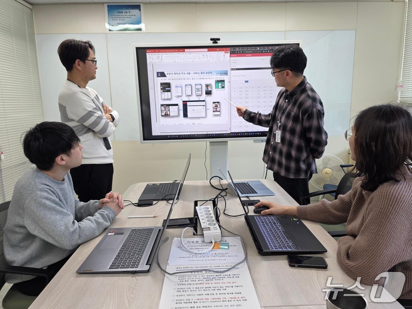 본문 이미지 - 한국전자통신연구원(ETRI) 연구진이 AI 기반 재난심리회복지원 플랫폼 화면을 기반으로 주요 기능과 서비스 흐름을 점검·논의하는 모습(ETRI 제공) /뉴스1