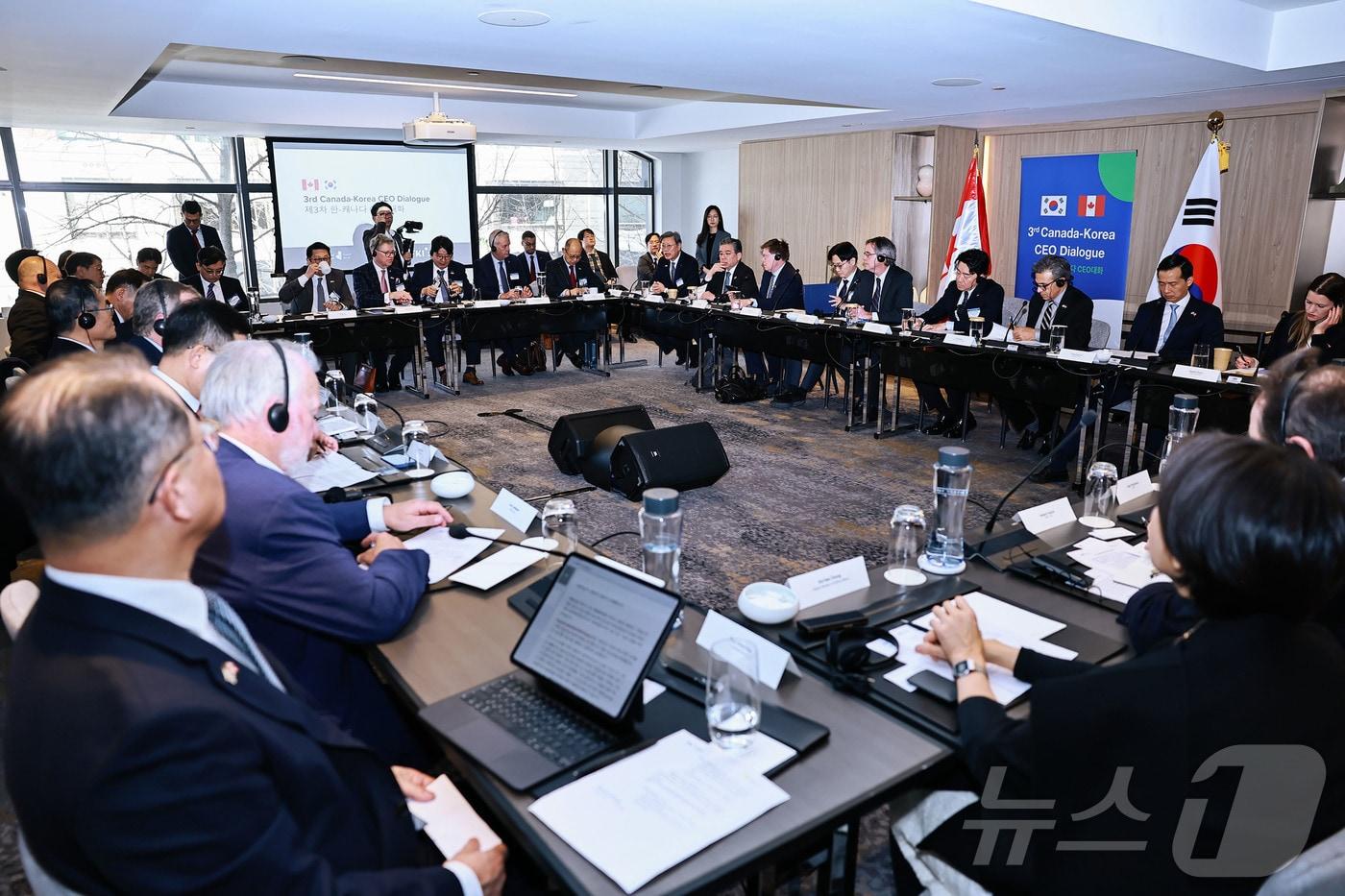 본문 이미지 - 김창범 한경협 부회장이 26일 캐나다 토론토 파크 하얏트 호텔에서 열린 '제3차 한국-캐나다 CEO 대화'에 참석해 인사말을 하고 있다. (한경협 제공) ⓒ News1 최동현 기자