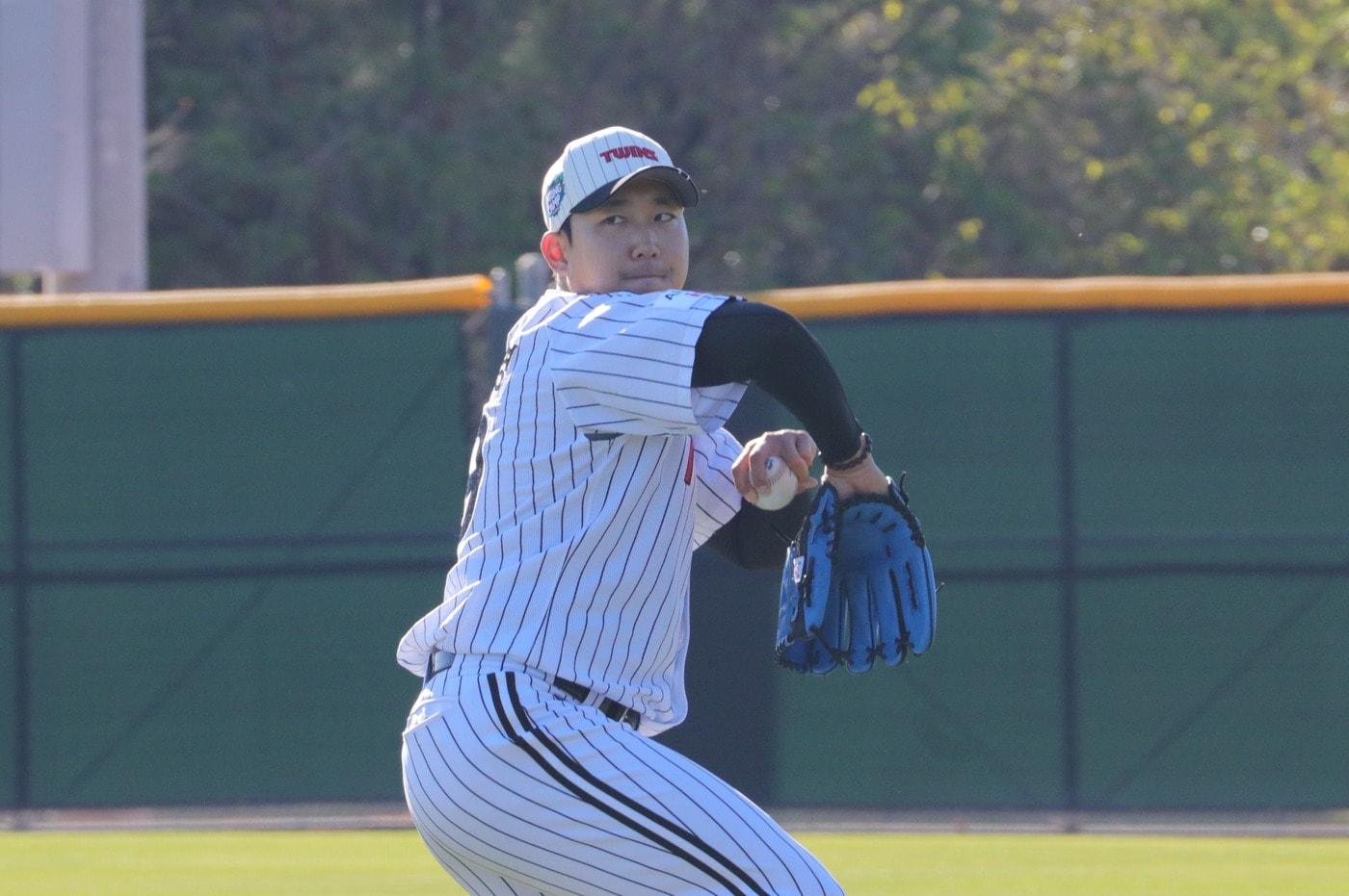 본문 이미지 - LG 트윈스 투수 손주영이 25일(현지시간) 미국 애리조나주 스코츠데일에서 진행한 LG 1차 스프링캠프에서 훈련하고 있다. (LG 트윈스 제공)