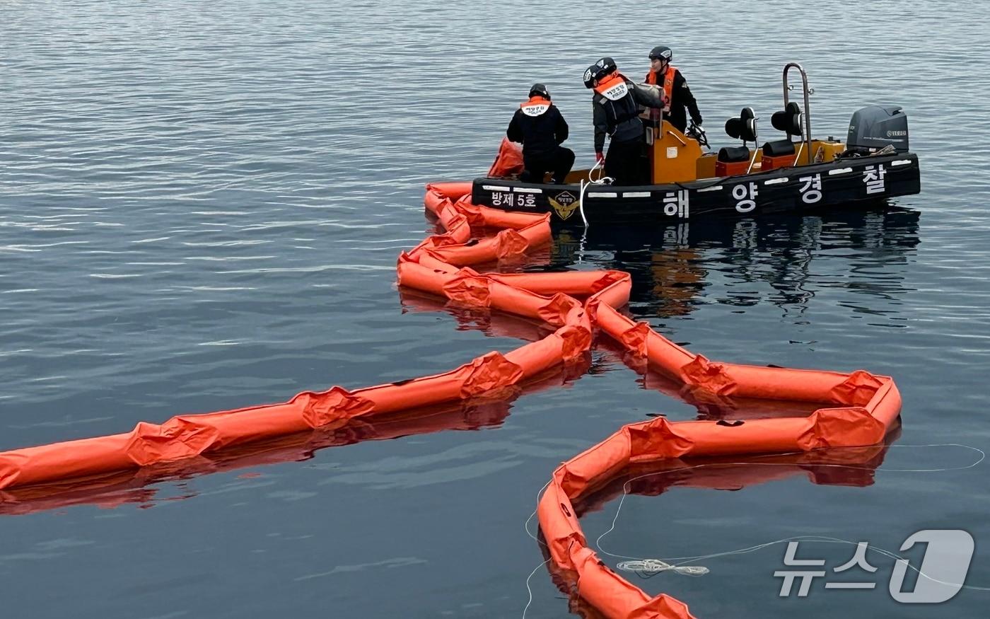 본문 이미지 - 지난 2025년 2월12일 서귀포 해상에서 발생한 어선 전복 사고 당시 오염물질 유출을 막기 위해 장비를 설치하는 모습.(제주해양경찰청 제공. 재판매 및 DB 금지)