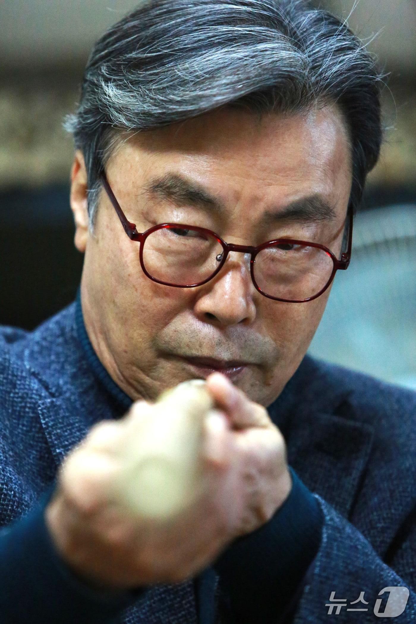 본문 이미지 -  문동옥 대금 국가기능전승자가 전설의 국악기인 만파식적 대금을 살펴보고 있다.2026.1.27 ⓒNews1 /뉴스1 손도언 기자