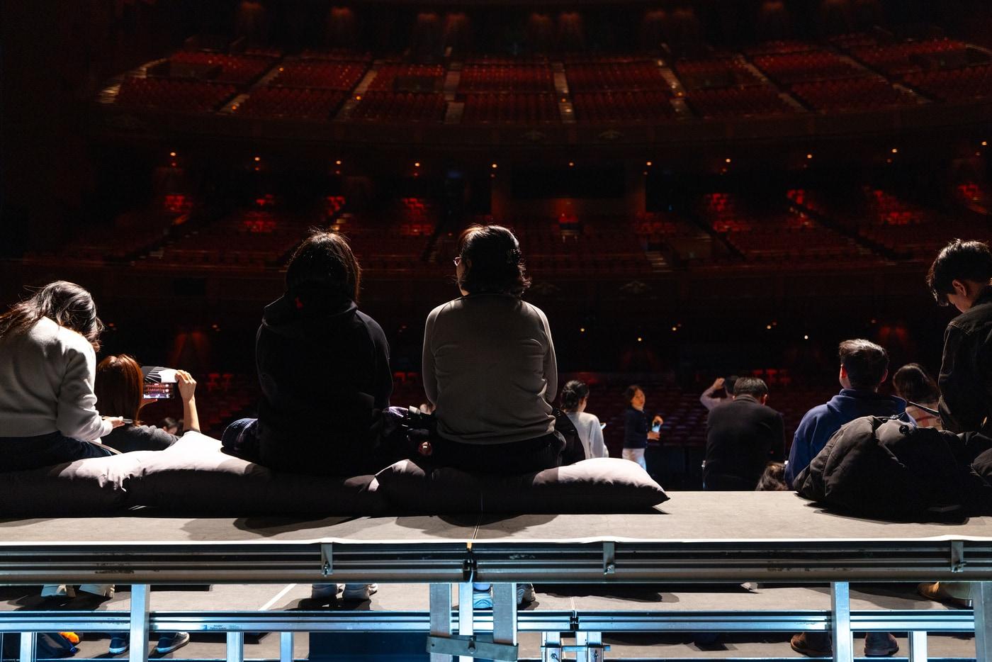 본문 이미지 - '리딩&리스닝 스테이지' 프로그램에 참여한 관객들이 텅 빈 3000여 객석을 바라보며 앉아 있는 모습.(세종문화회관 제공)