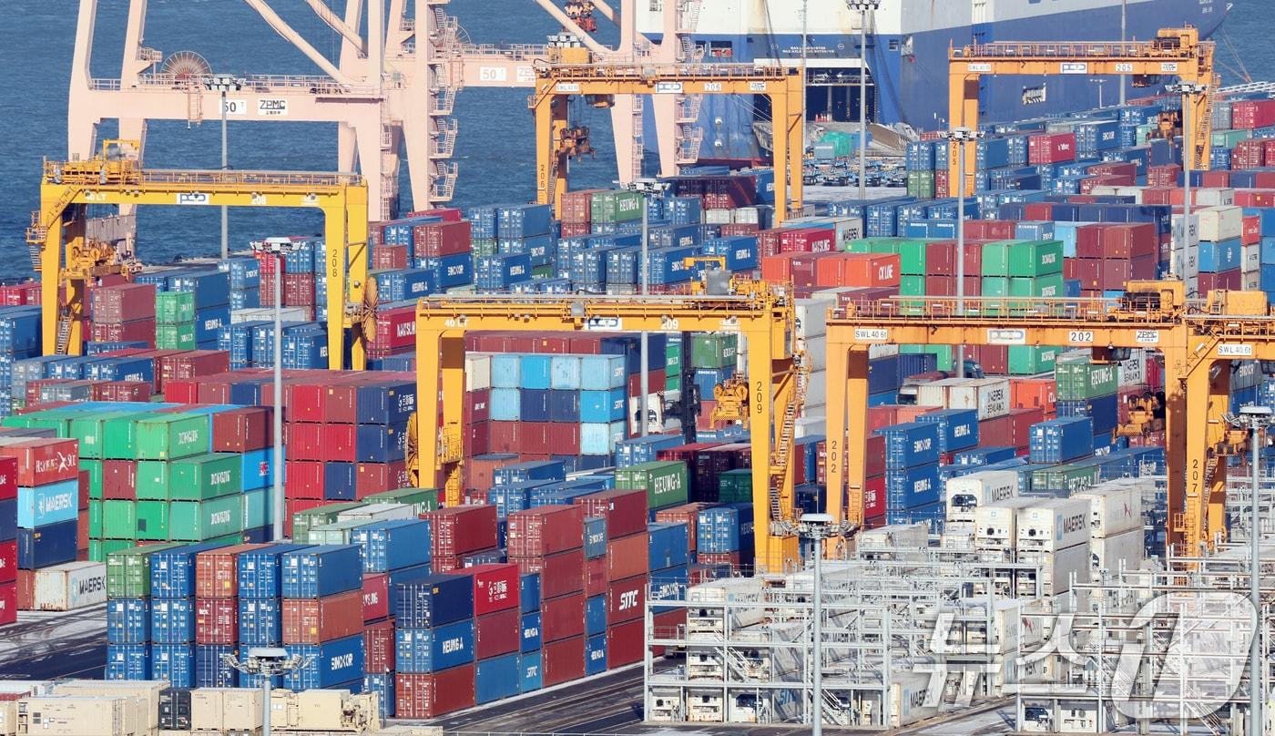 본문 이미지 - 지난 27일 경기 평택시 포승읍 평택항에 수출용 컨테이너가 쌓여있는 모습. 2026.1.27/뉴스1 ⓒ News1 김영운 기자