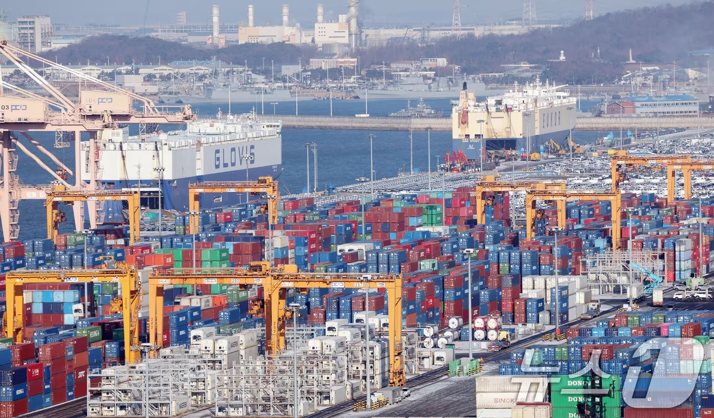 본문 이미지 - 경기 평택시 포승읍 평택항에 수출용 컨테이너가 쌓여있는 모습. 2026.1.27 ⓒ 뉴스1 김영운 기자