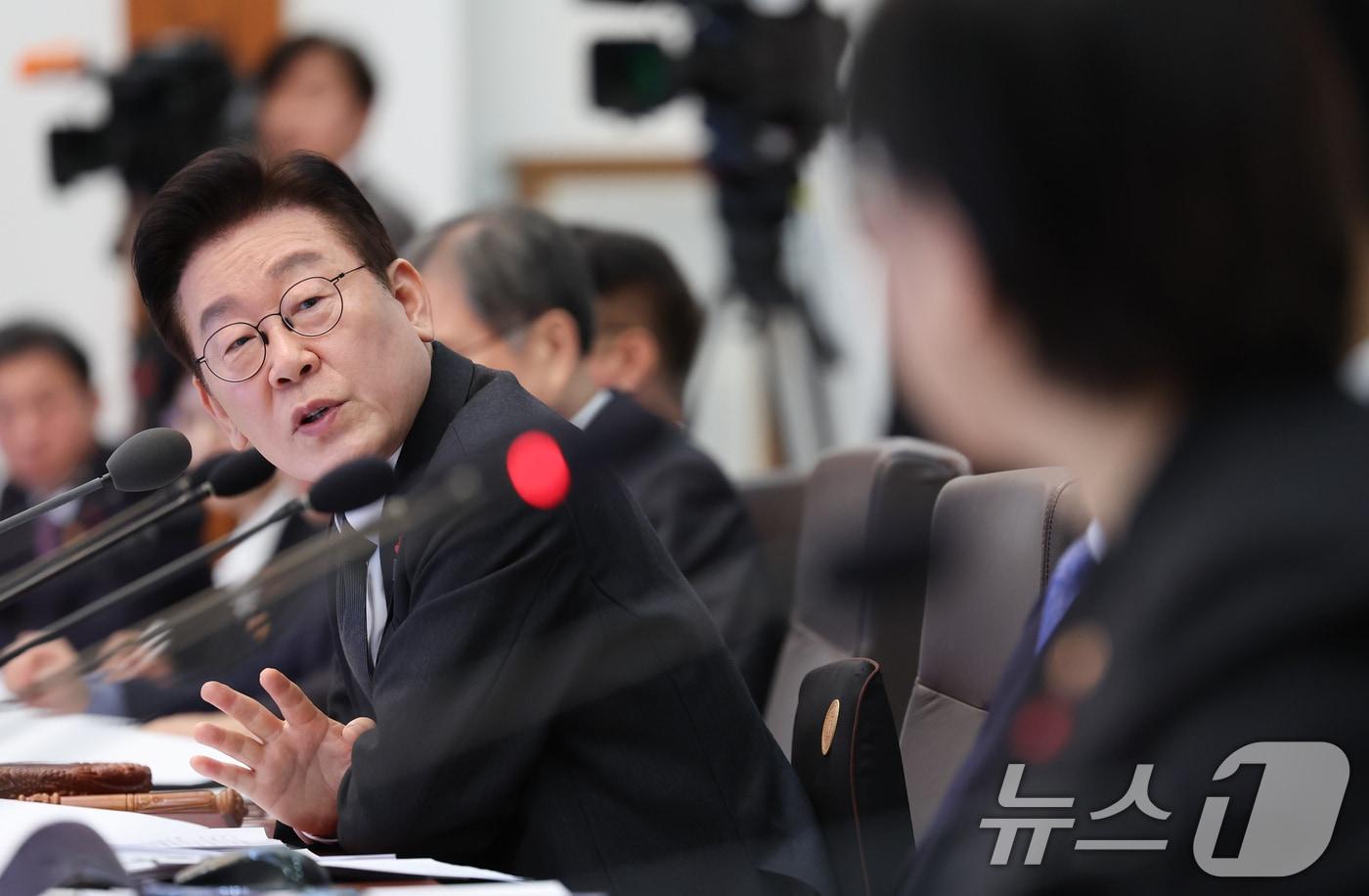 본문 이미지 - 이재명 대통령이 27일 청와대에서 열린 국무회의에서 정은경 보건복지부 장관에게 질의하고 있다. 2026.1.27 ⓒ 뉴스1 이재명 기자