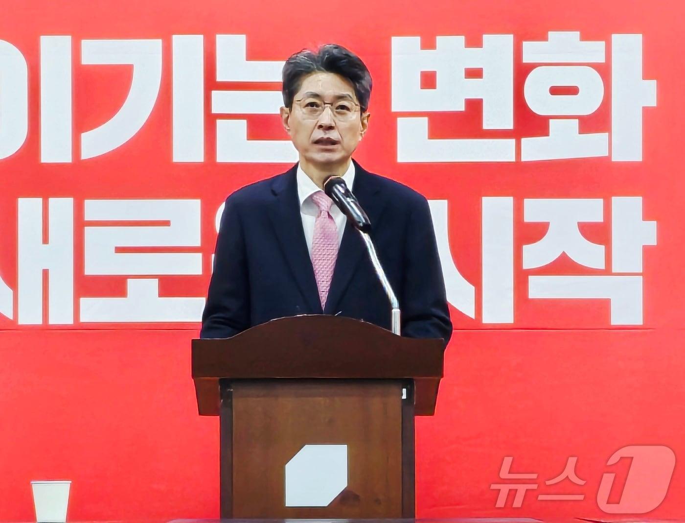 본문 이미지 - 정장수 전 대구시 경제부시장이 27일 국민의힘 대구시당에서 6·3 지방선거에 대구 중구청장 출마를 선언했다. 2026.1.27/뉴스1 ⓒ News1 남승렬 기자