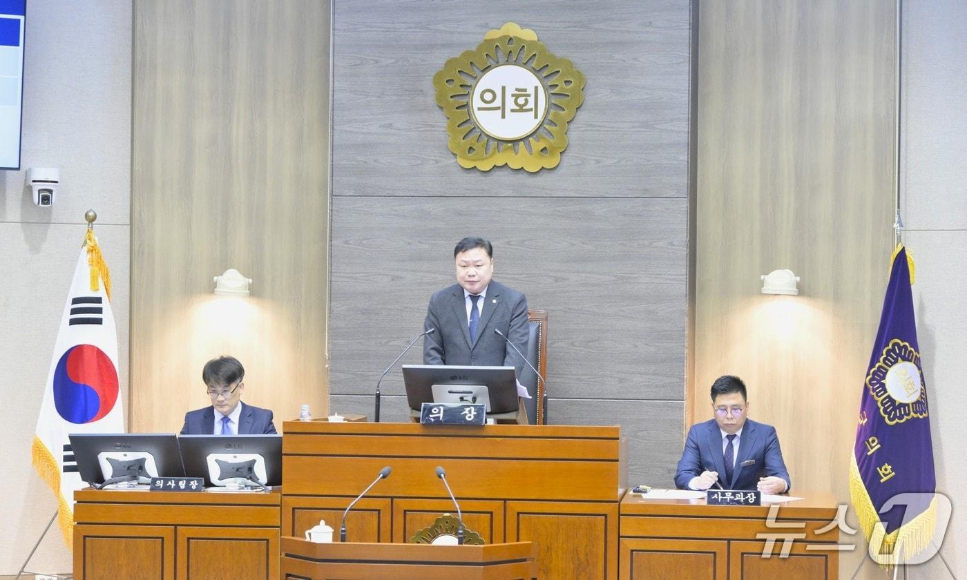 본문 이미지 - 27일 손종석 전북 순창군의회 의장이 제301회 임시회 개회를 선언하고 있다.(순창군의회 제공. 재판매 및 DB금지)/뉴스1 