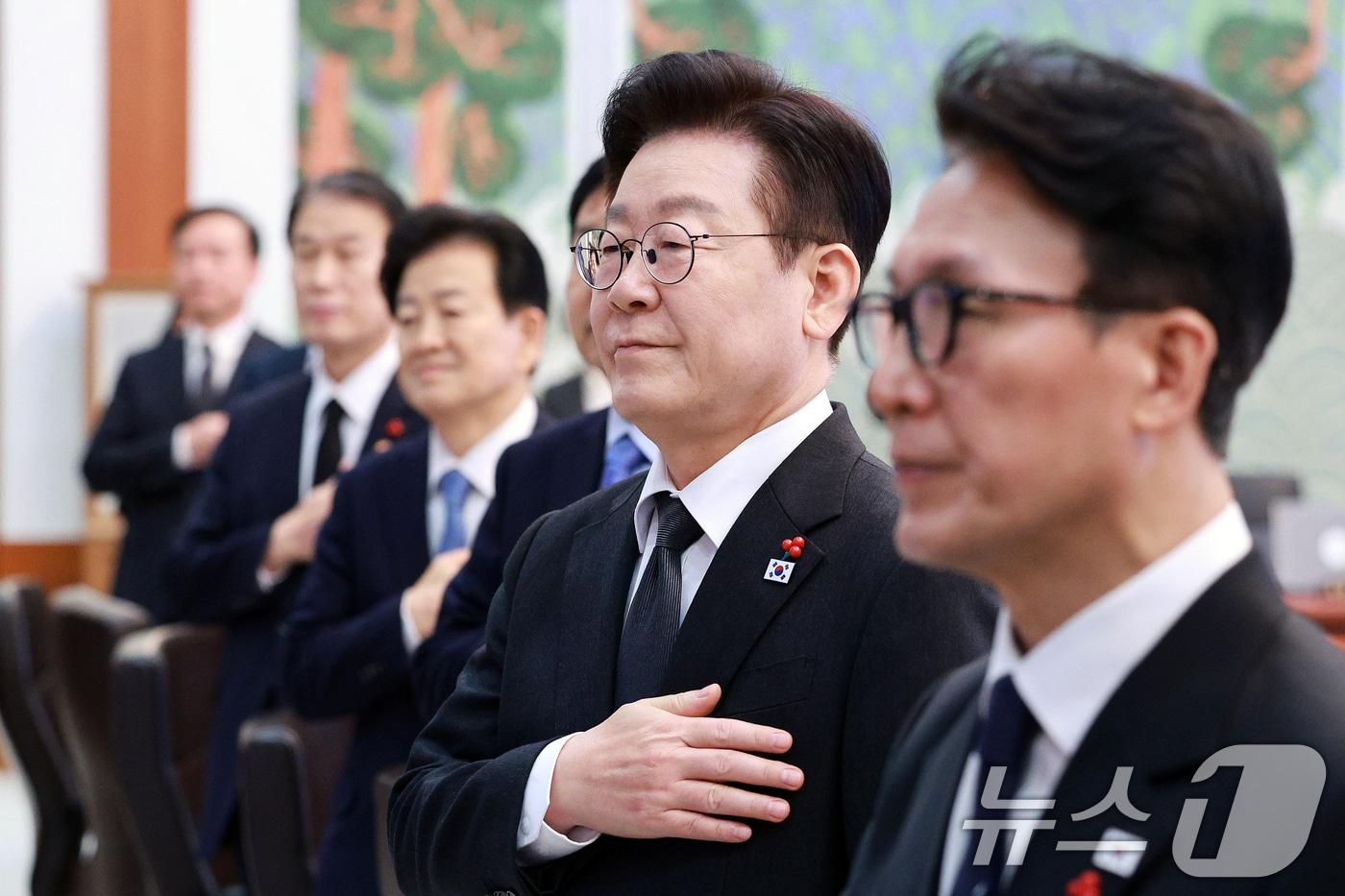 본문 이미지 - 이재명 대통령이 27일 청와대에서 열린 국무회의에서 국민의례를 하고 있다. 2026.1.27/뉴스1 ⓒ News1 이재명 기자