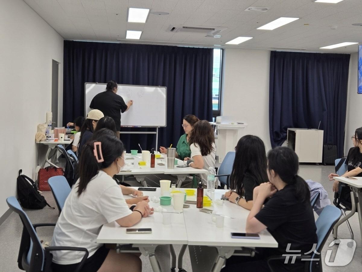 본문 이미지 - 내일꿈제작소‘그린나래유 환경 클래스' 프로그램 강좌 모습. (고양시 제공, 재판매 및 DB금지)