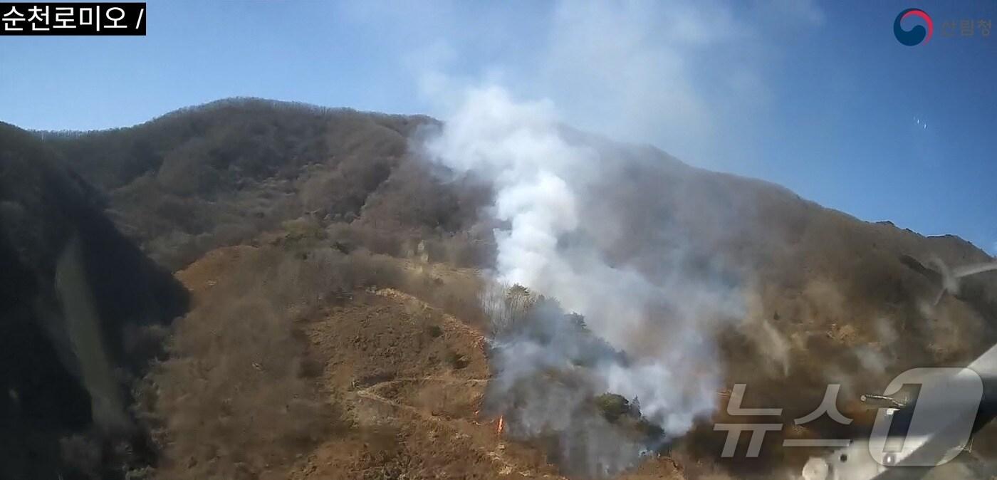 본문 이미지 - 27일 오전 10시 19분쯤 전남 광양 진상면에서 산불이 발생해 산림당국이 진화하고 있다. (산림청 제공. 재판매 및 DB금지) ⓒ News1 김성준 기자