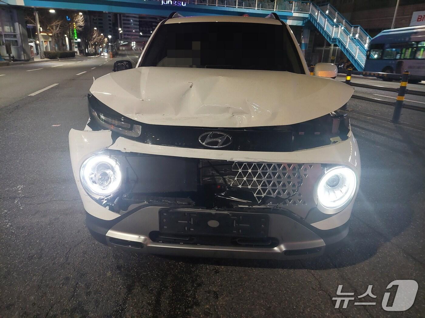 본문 이미지 - 신호대기 중이던 택시와 부딪힌 사고차량 (경찰 제공. 재판매 및 DB금지)