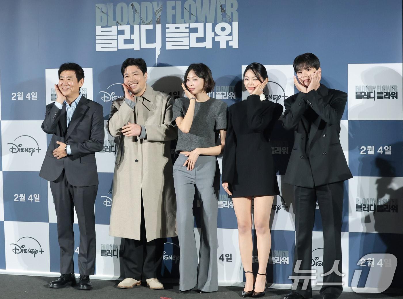 본문 이미지 - 배우 성동일(왼쪽부터)과 신승훈, 금새록, 정소리, 려운이 27일 서울 용산구 CGV용산아이파크몰에서 열린 디즈니+ 오리지널 시리즈 '블러디 플라워' 제작발표회에서 포즈를 취하고 있다. '블러디 플라워'는 모든 불치병을 치료할 수 있는 능력을 가진 연쇄살인범을 둘러싼 사람들의 이야기를 그린 미스터리 스릴러다. 2026.1.27/뉴스1 ⓒ News1 권현진 기자