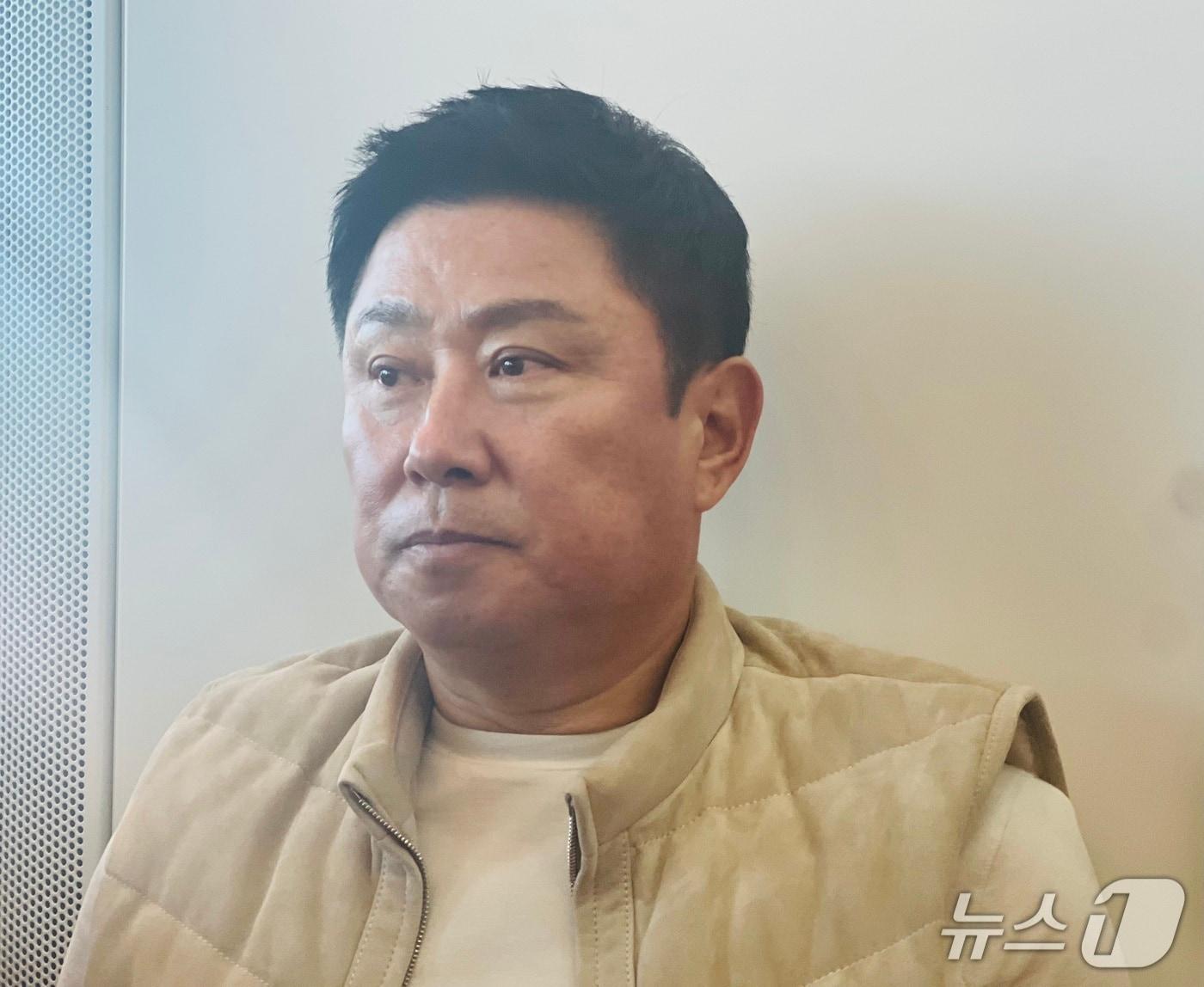 본문 이미지 - 김태형 롯데 자이언츠 감독이 27일 인천국제공항에서 취재진과 인터뷰를 하고 있다. 2026.1.27/뉴스1 ⓒ News1 이상철 기자