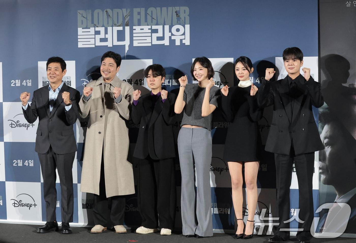 본문 이미지 - 배우 성동일(왼쪽부터)과 신승훈, 한윤선 감독, 금새록, 정소리, 려운이 27일 서울 용산구 CGV용산아이파크몰에서 열린 디즈니+ 오리지널 시리즈 '블러디 플라워' 제작발표회에서 포즈를 취하고 있다. '블러디 플라워'는 모든 불치병을 치료할 수 있는 능력을 가진 연쇄살인범을 둘러싼 사람들의 이야기를 그린 미스터리 스릴러다. 2026.1.27/뉴스1 ⓒ News1 권현진 기자