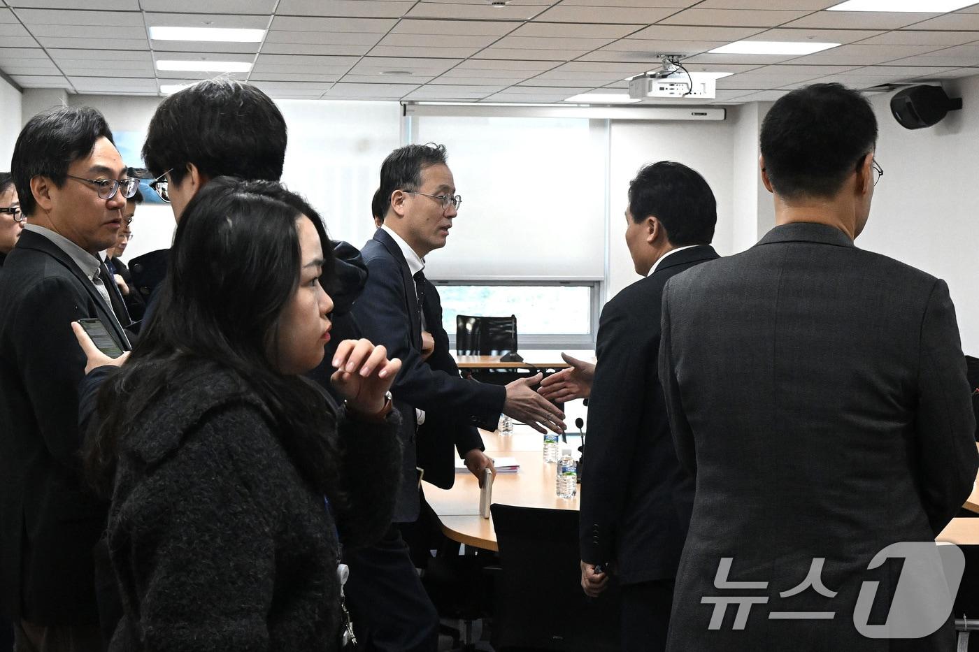 본문 이미지 - 이형일 재정경제부 1차관이 27일 서울 여의도 국회에서 열린 트럼프 관세 관련 당정 협의에서 참석자들과 인사하고 있다. (공동취재) 2026.1.27/뉴스1 ⓒ News1 신웅수 기자