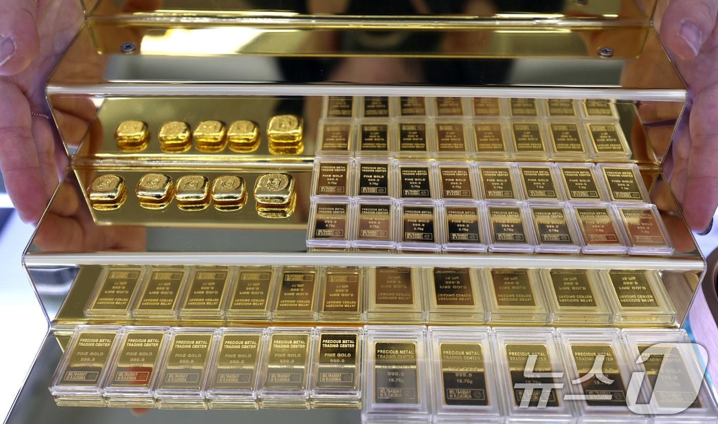 본문 이미지 - 국제금값이 온스당 5천100달러 돌파한 27일 서울 종로구의 한 금거래소에 미니 골드바가 진열돼 있다. 2026.1.27/뉴스1 ⓒ News1 구윤성 기자