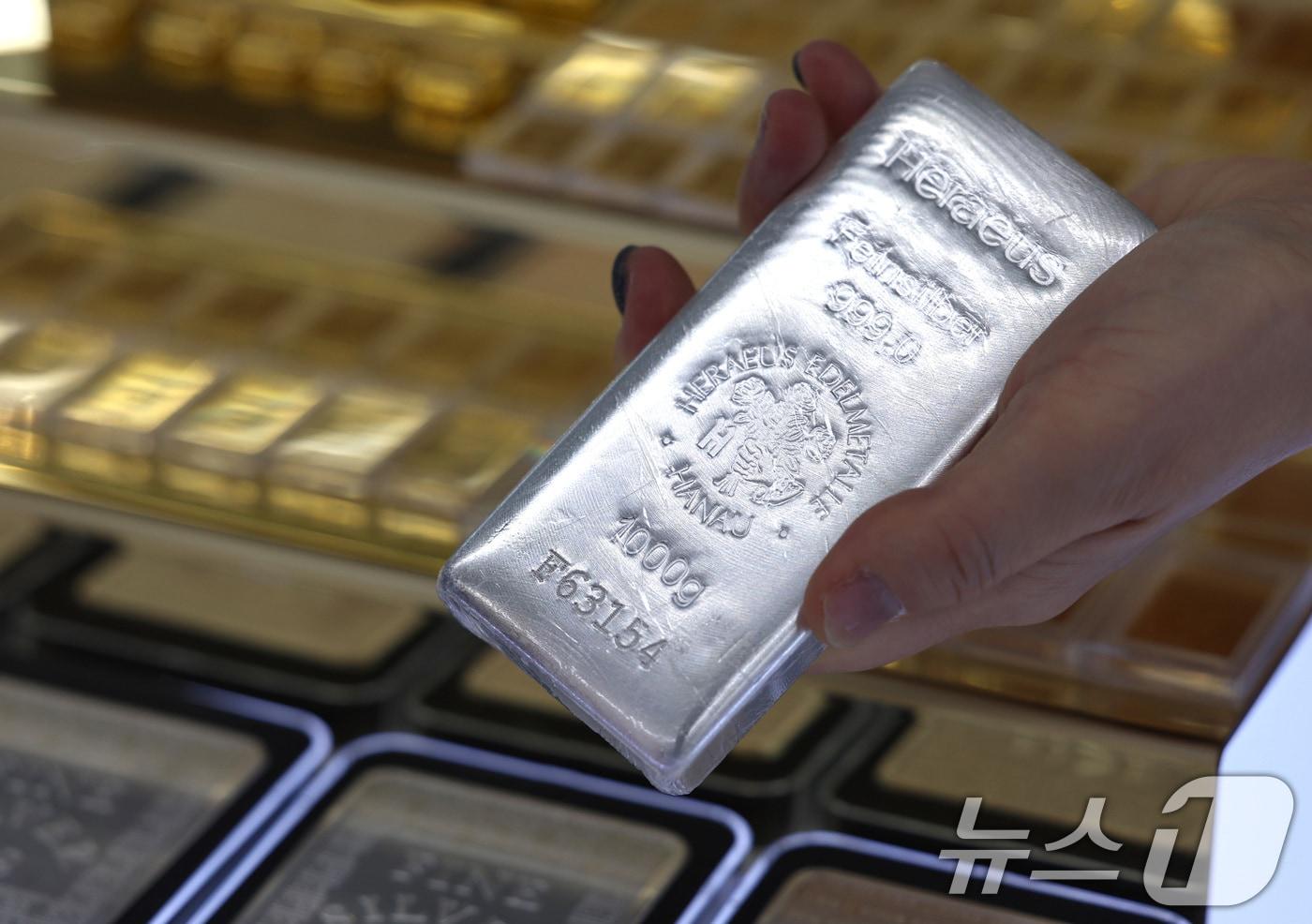 본문 이미지 - 금과 함께 은 가격이 연일 고공행진을 이어가고 있는 27일 서울 종로구의 한 금거래소에 실버바 등 제품이 진열돼 있다. 2026.1.27/뉴스1 ⓒ News1 구윤성 기자