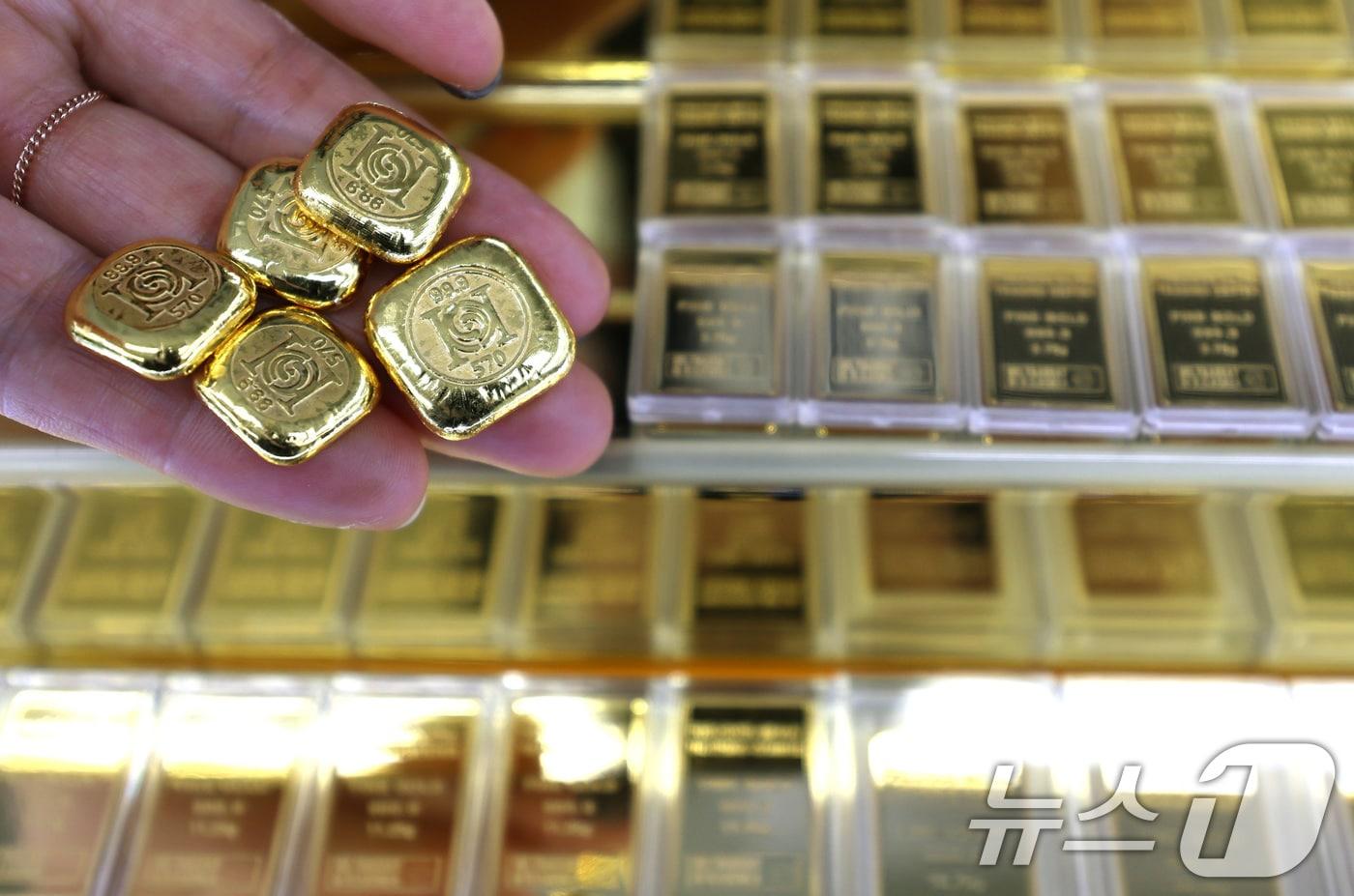 본문 이미지 - 국제금값이 온스당 5천100달러 돌파한 27일 서울 종로구의 한 금거래소에 금 제품이 진열돼 있다. 2026.1.27/뉴스1 ⓒ News1 구윤성 기자