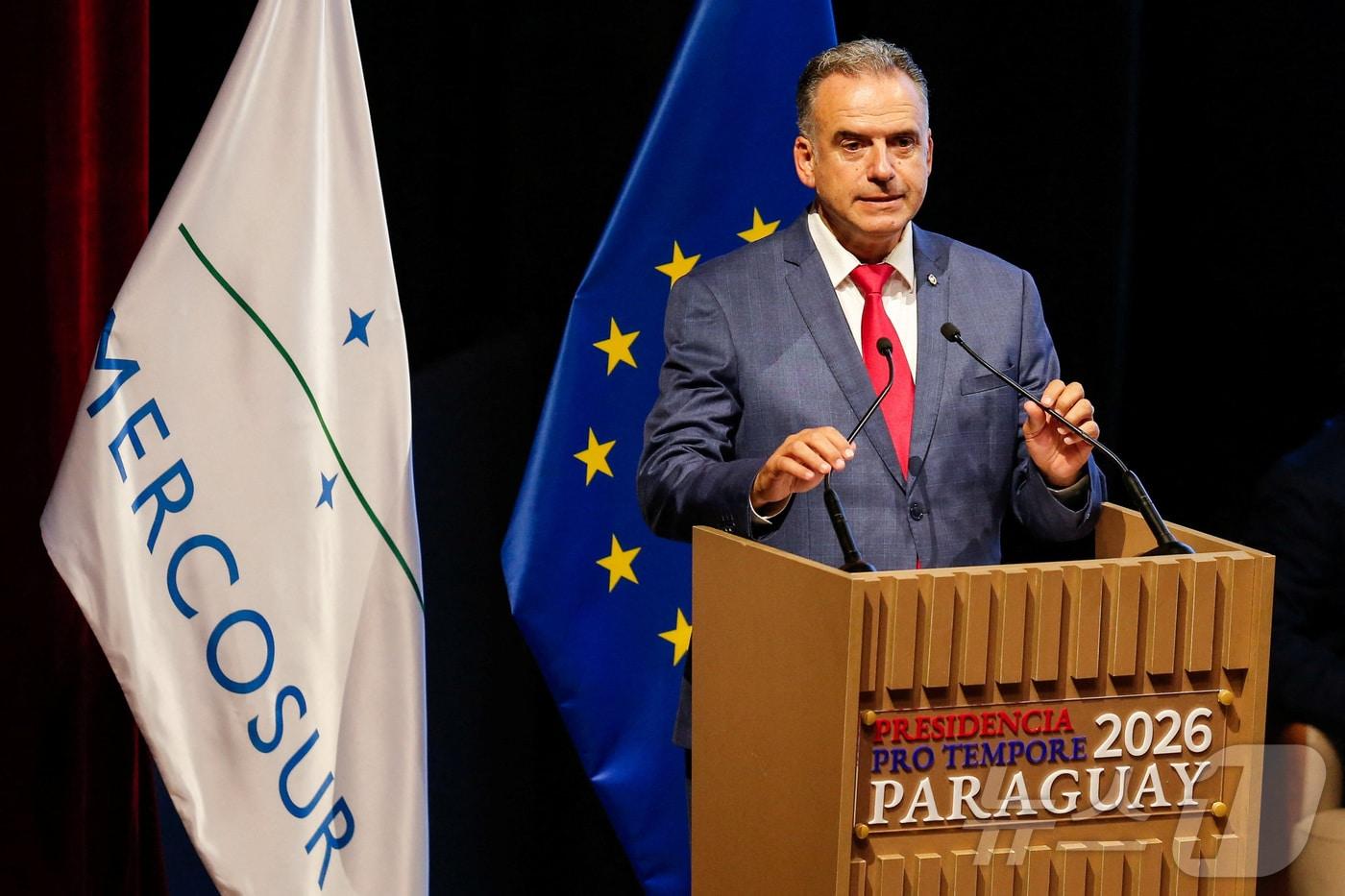 본문 이미지 - 야만두 오르시 우루과이 대통령이 17일(현지시간) 파라과이 아순시온에서 열린 유럽연합(EU)과 남미공동시장(MERCOSUR)가 자유무역협정(FTA) 서명식에서 연설하고 있다. 2025.1.17./뉴스1 ⓒ 로이터=뉴스1 ⓒ News1 이창규 기자