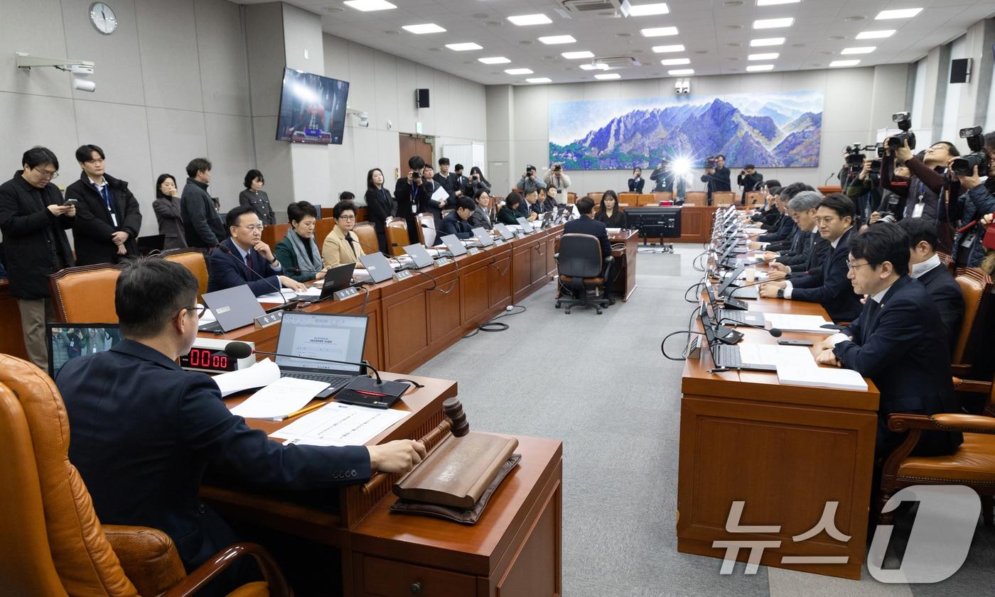 본문 이미지 - 27일 서울 여의도 국회에서 열린 제431회국회(임시회) 운영위원회 제1차 전체회의에서 한병도 위원장이 의사봉을 두드리고 있다. ⓒ News1 이승배 기자