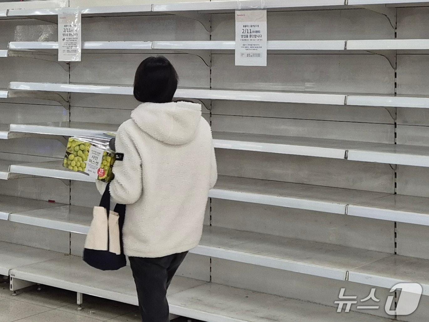 본문 이미지 - 27일 한 시민이 홈플러스 울산남구점의 빈 매대 앞을 지나고 있다. 이 매대엔 '2월 11일부터 영업을 종료한다'는 안내문이 붙어 있다.2026.1.27/뉴스1ⓒ 뉴스1 박정현 기자